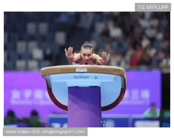 体操小将表演跳马失败!全场为她鼓掌加油 体操小将表演跳马失败!全场为她鼓掌加油