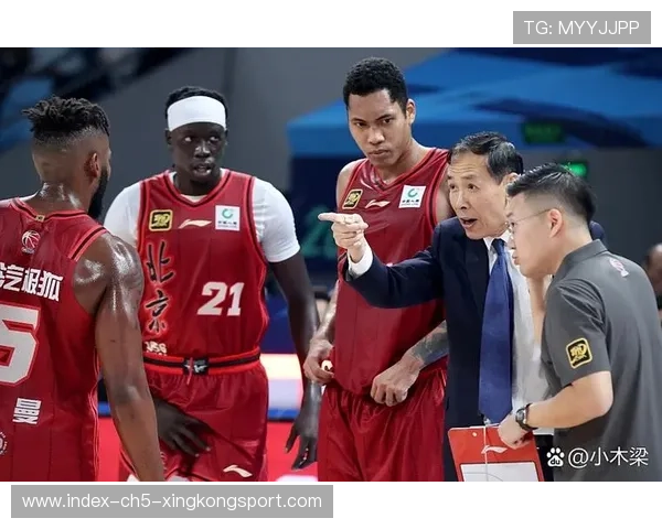 主持人爆料:男篮球员夜会网红引争议 主持人爆料:男篮球员夜会网红引争议