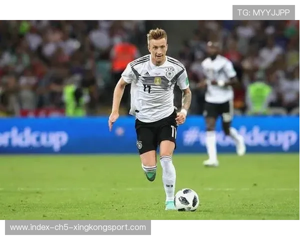 拜仁转换防守极其迅速,金玟哉卡位干脆