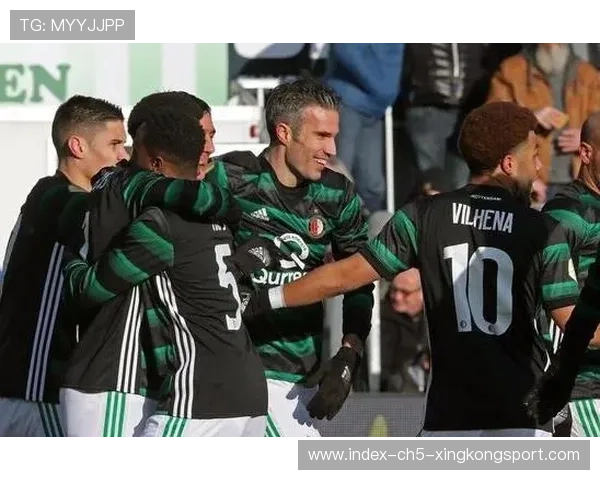 费耶诺德中路分球迅速,吉姆内斯在禁区外沿拿到理想位置 费耶诺德中路分球迅速,吉姆内斯在禁区外沿拿到理想位置