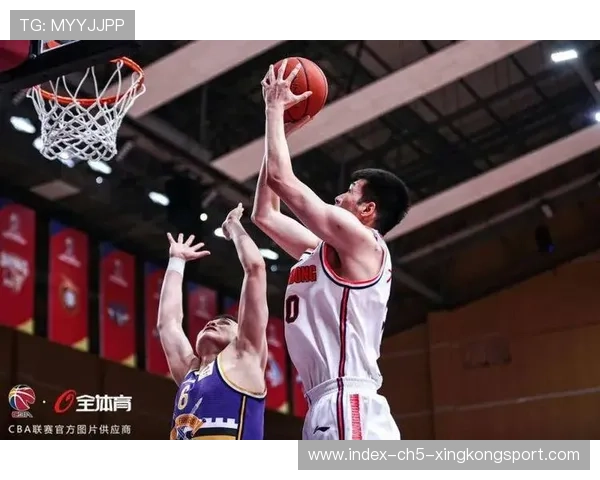 王薪凯助攻分球，北京进攻有序展开：城市篮球的协同旋律